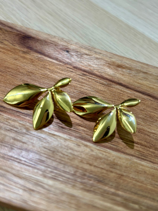 Boucles d’oreilles demi-fleur