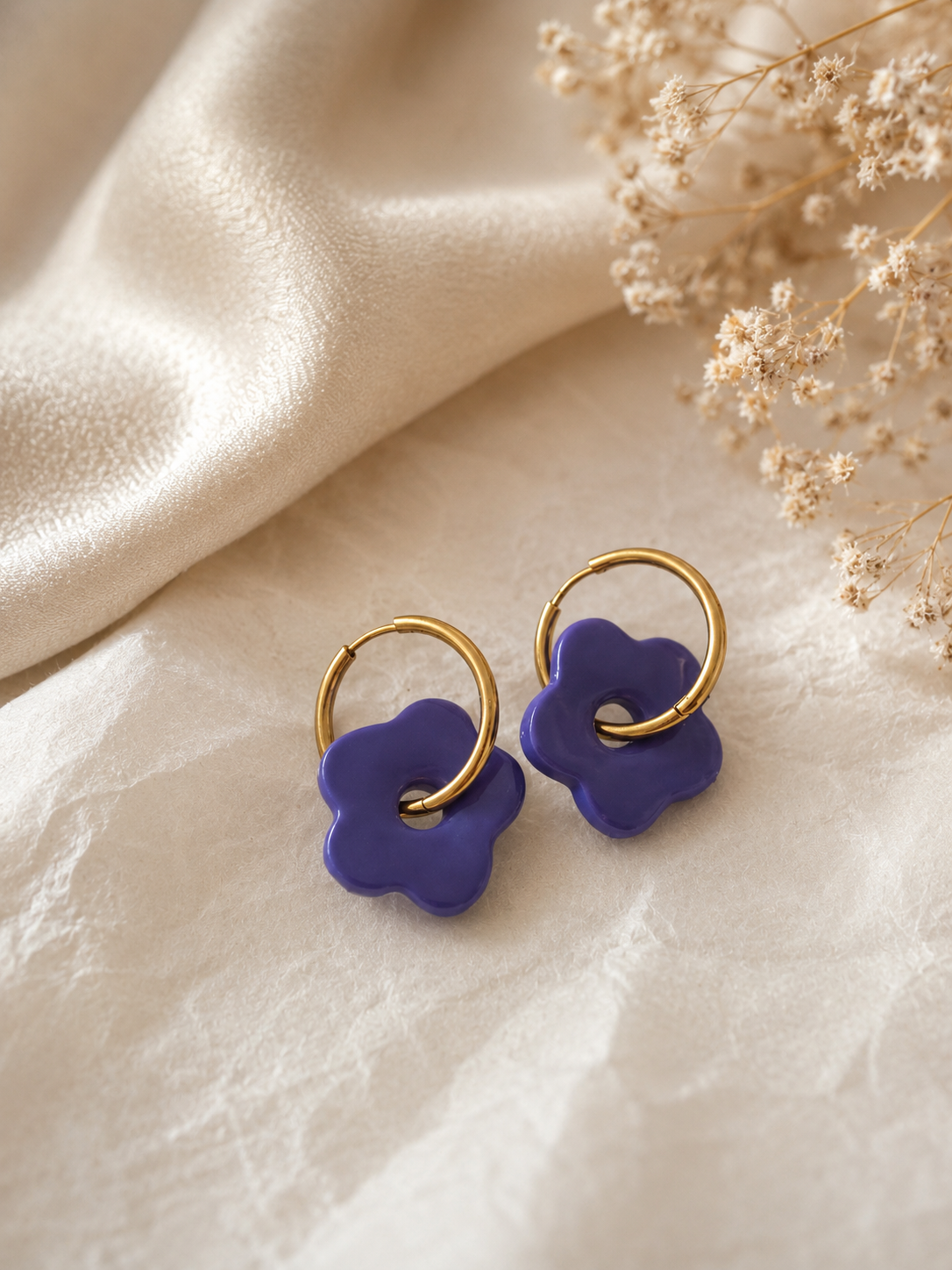 Boucle d’oreille violet foncé